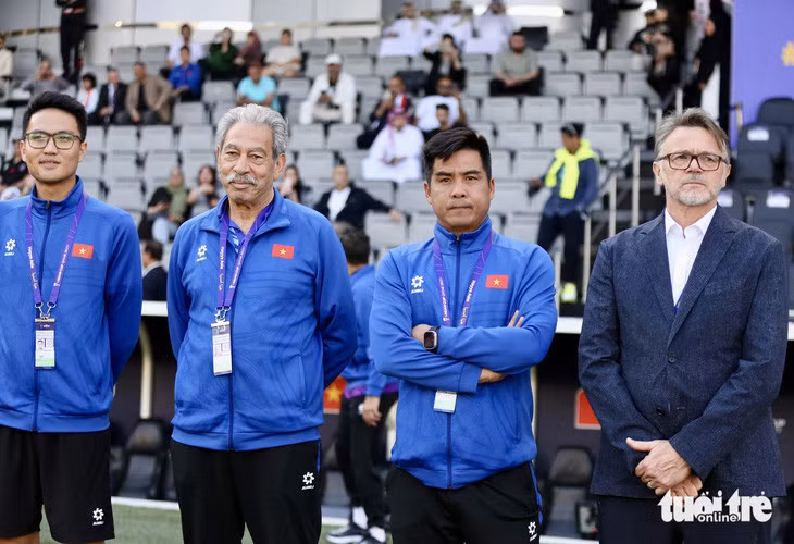 HLV Philippe Troussier và cộng sự còn nhiều việc phải làm - Ảnh: HOÀNG TUẤN