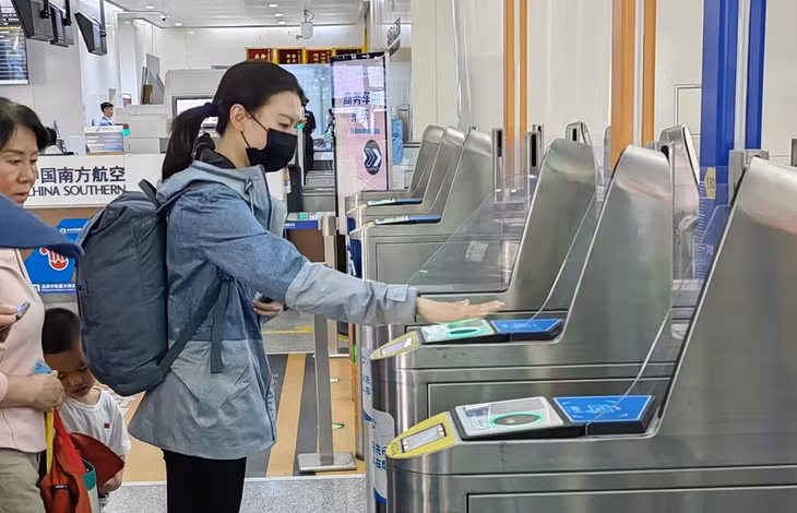 Hành khách quét lòng bàn tay để lên tàu điện ngầm tại Bắc Kinh. Ảnh: China Daily.