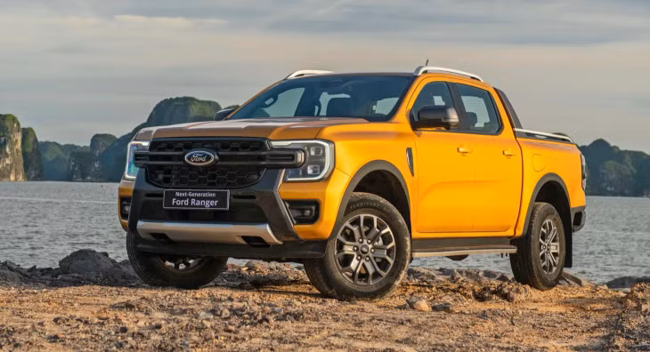 Với doanh số bán đạt 16.085 xe, ít hơn khoảng 720 xe so với Mazda CX-5, Ford Ranger xếp thứ 5 trong Top 10 ô tô bán chạy nhất Việt Nam năm 2023. So với năm 2022 doanh số Ranger giảm khoảng 400 xe nhưng vị trí xếp hạng lại được cải thiện 1 bậc. Việc chuyển sang lắp ráp trong nước giúp Ranger chủ động hơn về nguồn cung. Bên cạnh đó, sự xuất hiện của thế hệ mới cũng giúp Ranger tạo được sức hút để duy trì vị thế trên thị trường. Đây cũng mẫu bán tải duy nhất góp mặt trong Top 10 ô tô bán chạy nhất Việt Nam năm 2023.