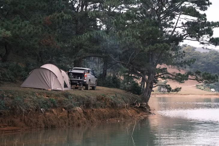 Ngoài suối Tía, khu vực xung quanh hồ Tuyền Lâm với rừng cây bao trùm lên nét hoang sơ hiện đang là nơi những người ưa bộ môn cắm trại yêu thích. Ảnh: Lê Quang Nhựt.