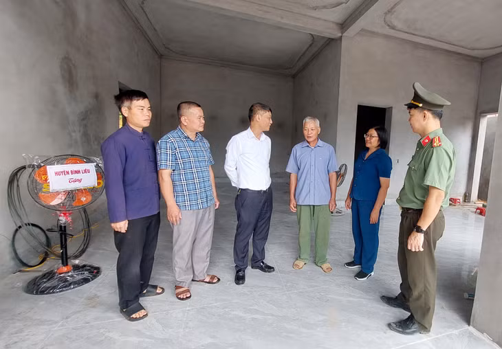 Lãnh đạo huyện Bình Liêu đến thăm, tặng quà chúc mừng gia đình ông Vy Đạt Phú chuyển vào ngôi nhà mới.