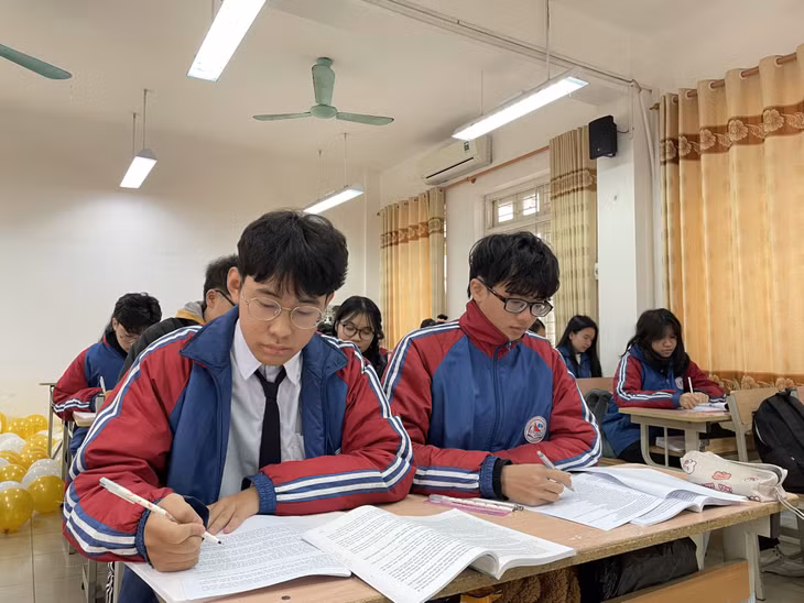 Nguyễn Minh Tường, lớp 12 chuyên Lịch sử, Trường THPT Chuyên Hạ Long, (bên trái) đoạt giải Nhất môn Sử kỳ thi chọn học sinh giỏi quốc gia năm học 2023-2024.