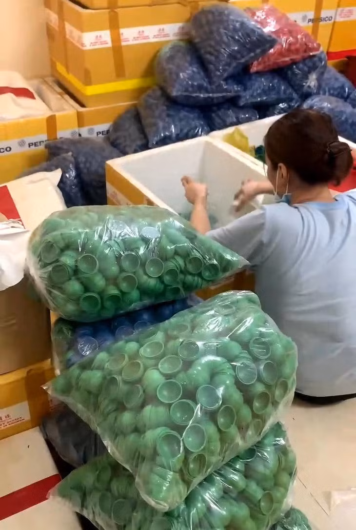 Vỏ nhựa hình trái banh tàng trữ số lượng lớn để bán lại và sản xuất pháo nổ - Ảnh: Công an cung cấp