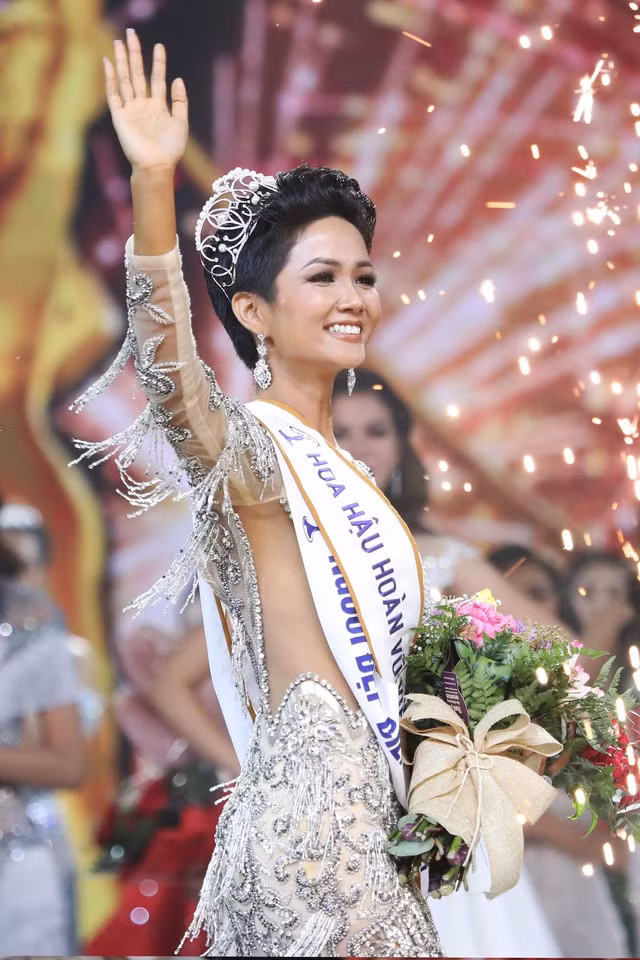 Ngày H'Hen Niê đăng quang hoa hậu