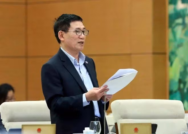 Bộ trưởng Bộ Tài chính Hồ Đức Phớc trình bày tờ trình. (Ảnh: Phạm Kiên/TTXVN)
