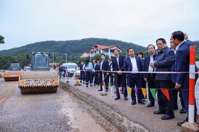 Thủ tướng Phạm Minh Chính nghe báo cáo tiến độ thực hiện dự án - Ảnh: VGP/Nhật Bắc