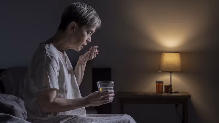 Việc người bệnh phải dùng nhiều loại thuốc khác nhau có thể gây tương tác thuốc, ảnh hưởng đến quá trình chuyển hóa.