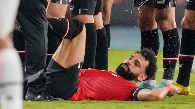 Mohamed Salah dính chấn thương trong trận đấu gặp Ghana.