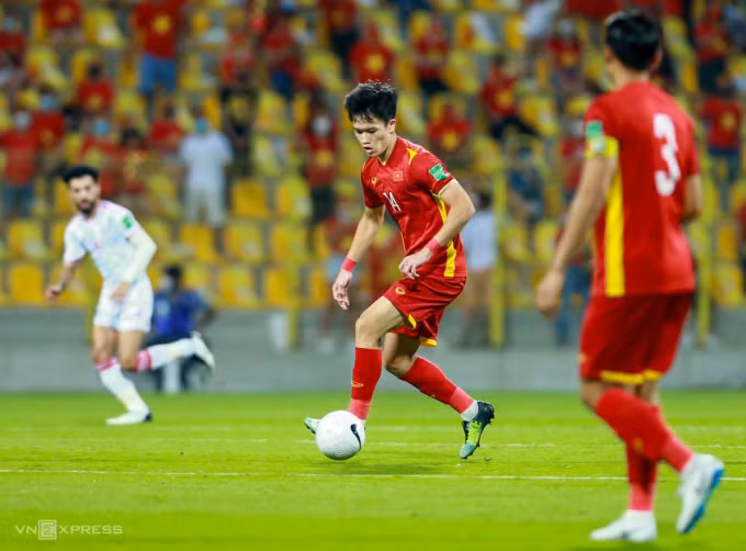 Nguyễn Hoàng Đức (giữa) thi đấu ở trận Việt Nam thua UAE 1-3 tại vòng loại hai World Cup 2022. Ảnh: Hiếu Lương
