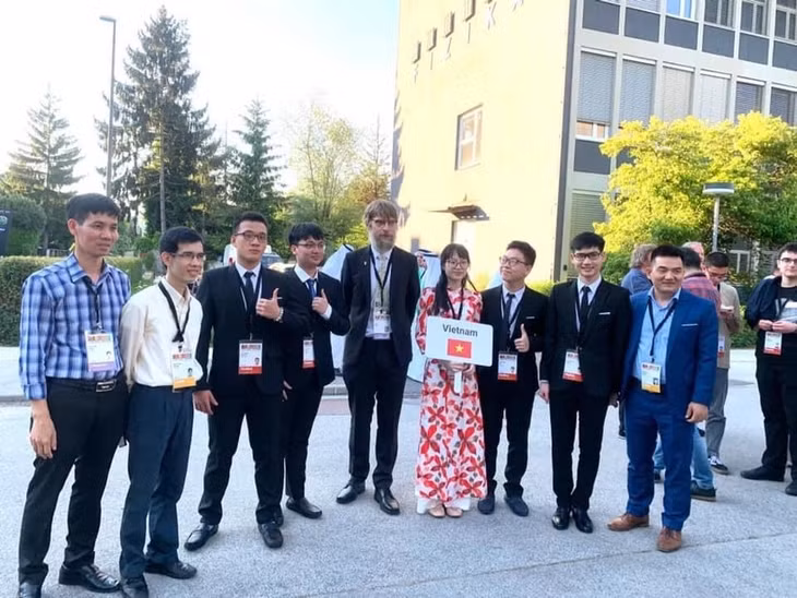 Học sinh Lê Thùy Mai Anh (Trường THPT Chuyên Hạ Long) là nữ thí sinh duy nhất của đoàn Việt Nam tham dự Olympic Vật lý châu Âu năm học 2021-2022. (Ảnh nhà trường cung cấp)
