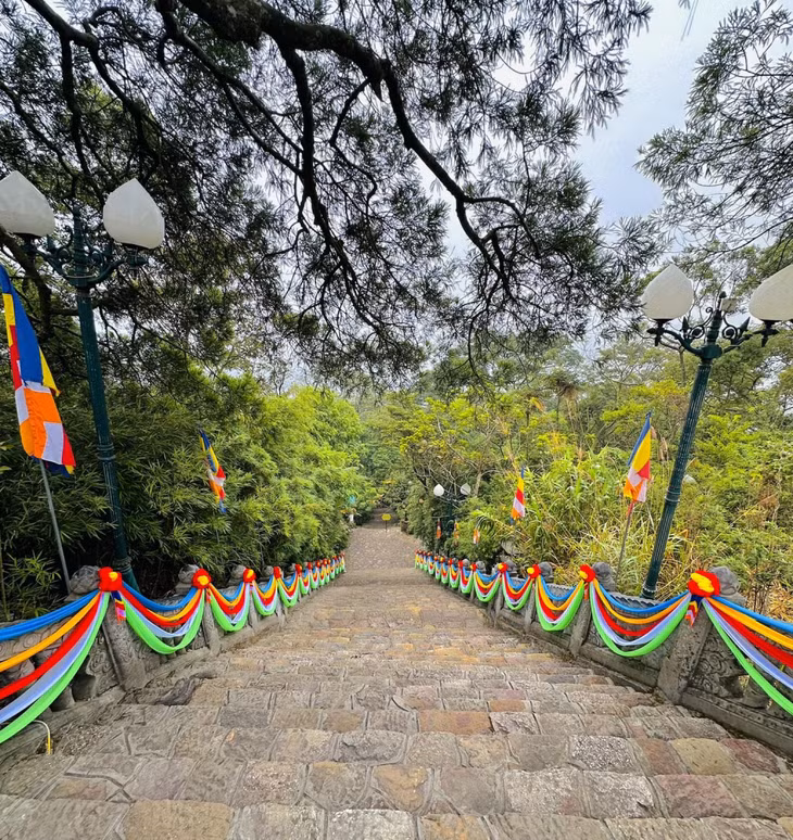 Đường lên chùa Hoa Yên (Yên Tử). Ảnh: Yên Tử Mountain