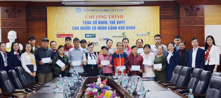 Lãnh đạo BHXH tỉnh cùng đại diện các nhà tài trợ trao tặng thẻ BHYT cho người có hoàn cảnh khó khăn trên địa bàn TP Hạ Long.