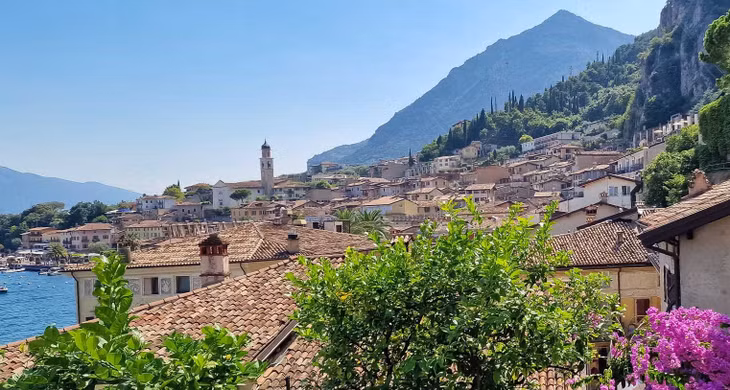 Limone sul Garda có nhiều nhà hàng phục vụ các món ăn truyền thống của Ý, được chế biến từ nguyên liệu tươi ngon địa phương – đặc biệt là chanh. Ảnh: Nguyễn Tất Thịnh