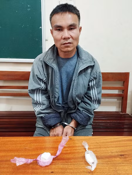 Đối tượng Kim Văn Tùng cùng tang vật chuyên án. Ảnh: Công an Nghệ An