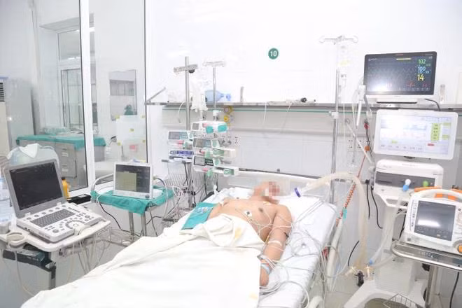 Một bệnh nhân sau ghép tạng đang được theo dõi tại Bệnh viện Hữu nghị Việt Đức. (Ảnh: PV/Vietnam+)