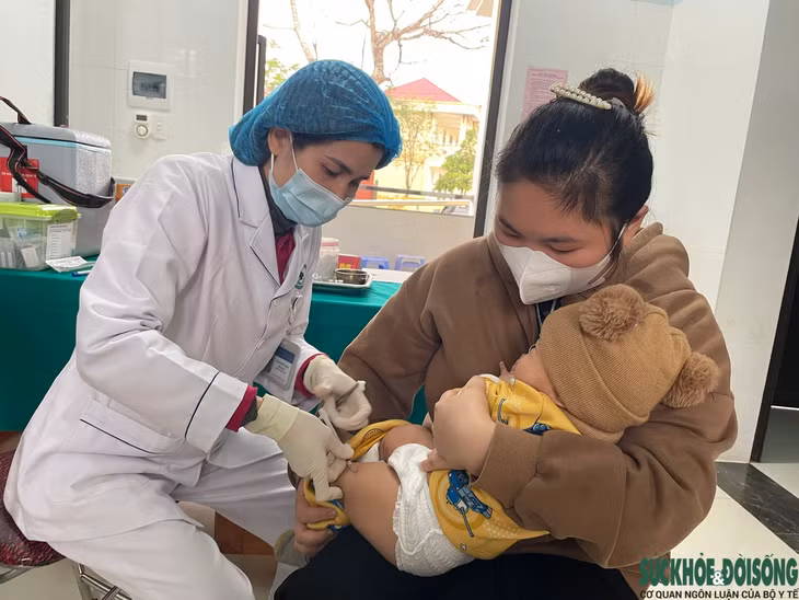 Tiêm vacine 5 trong 1 cho trẻ tại Trạm y tế xã Bình Yên, huyện Sơn Dương, tỉnh Tuyên Quang.
