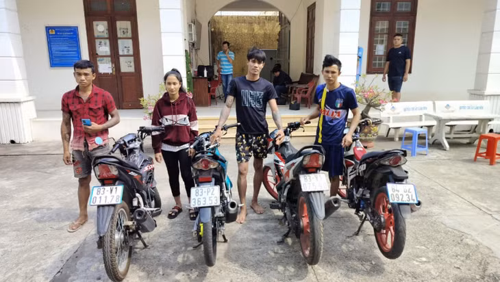 4 đối tượng giả danh Cảnh sát hình sự đang bị Công an huyện Bến Lức tạm giữ.