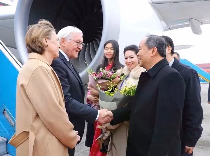Chủ nhiệm Văn phòng Chủ tịch nước Lê Khánh Hải đón Tổng thống Cộng hòa Liên bang Đức Frank-Walter Steinmeier và Phu nhân tại Sân bay Quốc tế Nội Bài. (Ảnh: An Đăng/TTXVN)