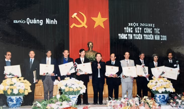 CTV Xuân Quảng (Thứ 5, trái sang) nhận bằng khen của UBND tỉnh năm 2001.
