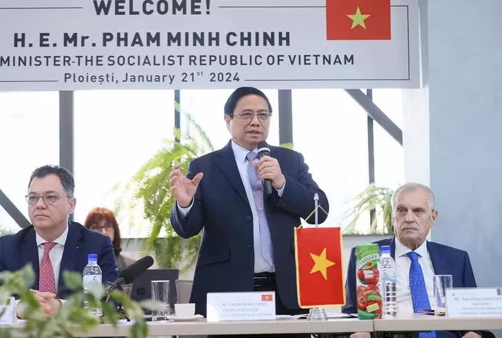 Thủ tướng Phạm Minh Chính phát biểu tại cuộc gặp lãnh đạo tỉnh và Phòng Thương mại và Công nghiệp tỉnh Prahova. (Ảnh: Dương Giang/TTXVN)