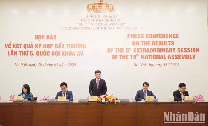 Tổng Thư ký Quốc hội-Chủ nhiệm Văn phòng Quốc hội Bùi Văn Cường phát biểu tại họp báo. (Ảnh: DUY LINH)
