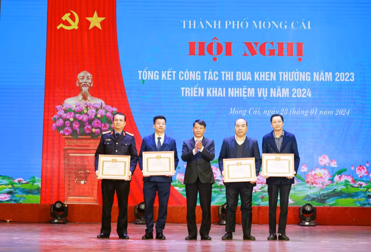 Phó Bí thư Thành ủy, Chủ tịch UBND TP Móng Cái Hồ Quang Huy trao Bằng khen của UBND tỉnh cho các tập thể, cá nhân tiêu biểu.