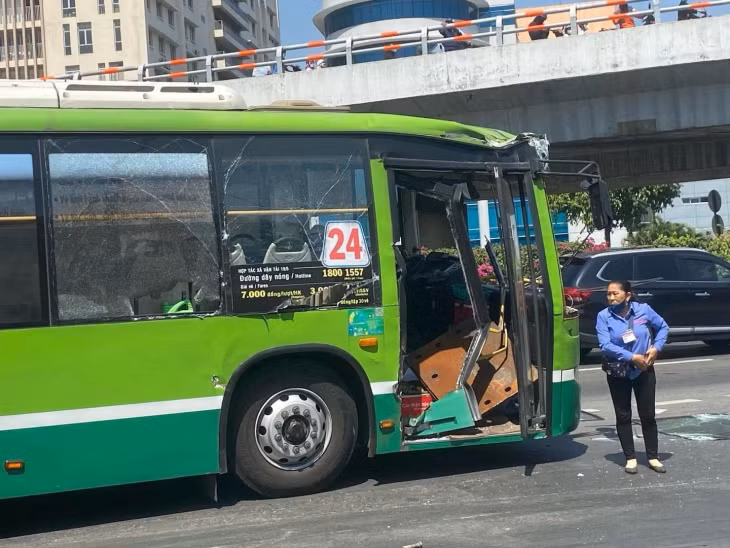 Xe buýt bị va hư hỏng nặng.