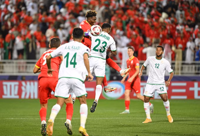 Kyrgyzstan (áo đỏ) cầm hòa Oman 1-1 ở lượt cuối bảng F Asian Cup 2023. Ảnh: AFC