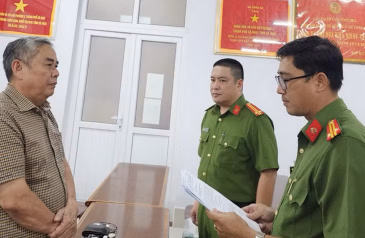 Cơ quan CSĐT Công an tỉnh Bạc Liêu tống đạt các quyết định tố tụng đối với bị can Trần Xuân Hiền, Phó Giám đốc Công ty Việt Hà.