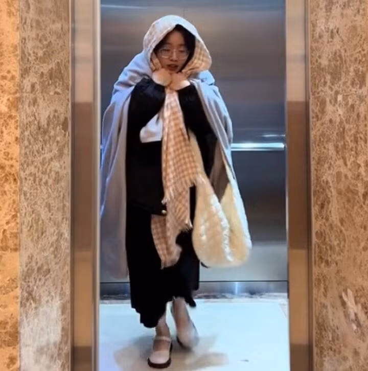 Cô gái khoe "trang phục trời lạnh dành cho ai chưa có người yêu", cần quàng đủ thứ trên người để giảm cái lạnh của sự cô đơn. (Ảnh: Tiktok/@jobbank123)