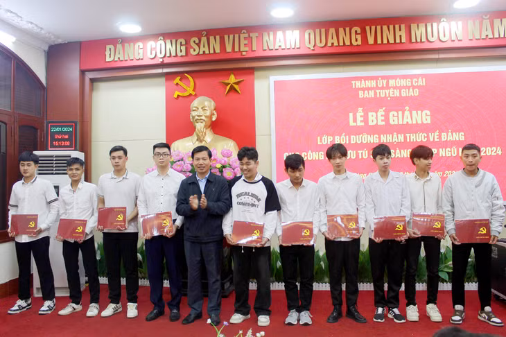Các học viên được nhận giấy chứng nhận hoàn thành khóa học bồi dưỡng nhận thức về Đảng.