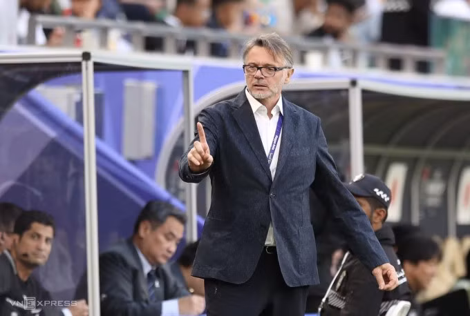 HLV Troussier chỉ đạo trong trận Việt Nam - Nhật Bản ở lượt đầu bảng D Asian Cup 2023 ngày 14/1/2024 trên sân Al Thumama, Doha, Qatar. Ảnh: Lâm Thỏa