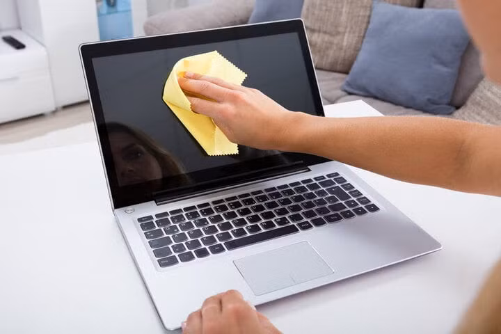 Hướng dẫn bạn cách vệ sinh bàn phím không gây nguy hiểm cho laptop. (Ảnh minh họa)
