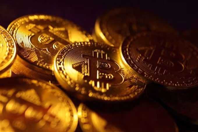 Đồng xu biểu tượng của Bitcoin. Ảnh: Reuters