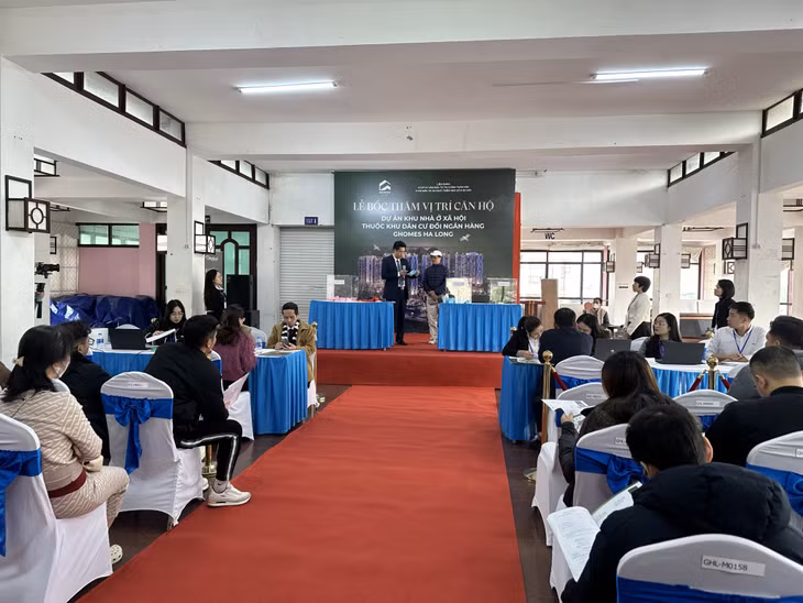 Người dân bốc thăm vị trí căn hộ tại dự án Nhà ở xã hội đồi Ngân hàng.