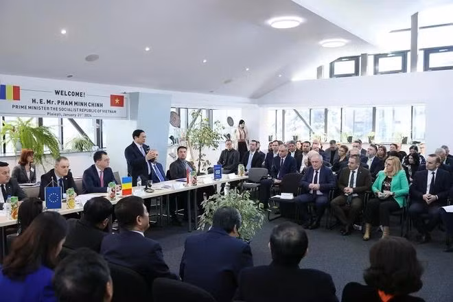 Thủ tướng Phạm Minh Chính phát biểu tại cuộc gặp lãnh đạo tỉnh và Phòng Thương mại và Công nghiệp tỉnh Prahova. (Ảnh: Dương Giang/TTXVN)