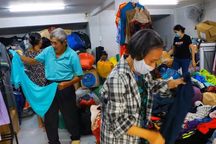 Đa phần những người đến lựa quần áo là những người lớn tuổi, công nhân lao động, người bán vé số, nhặt ve chai, xe ôm, học sinh…