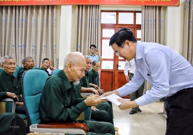 Chủ tịch nước Võ Văn Thưởng thăm, tặng quà cho người có công
