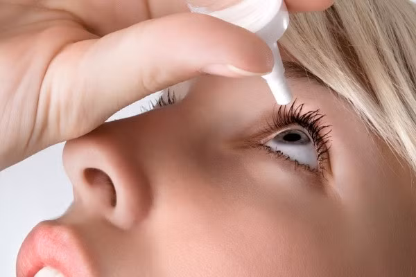 Nước mắt nhân tạo có thể giúp giảm khô mắt.