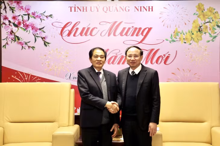 Đồng chí Nguyễn Xuân Ký, Ủy viên Trung ương Đảng, Bí thư Tỉnh ủy, Chủ tịch HĐND tỉnh chào mừng đồng chí Khăm Pheng Xay Xổm Pheng, Ủy viên Trung ương Đảng Nhân dân cách mạng Lào, Bí thư Tỉnh ủy, Tỉnh trưởng tỉnh Hủa Phăn đến thăm Quảng Ninh.