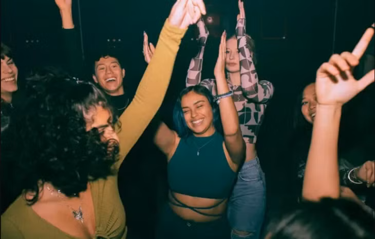 Niềm vui của những người trẻ khi tụ tập cùng bạn bè. Ảnh minh họa