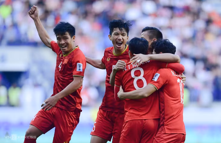 Đội tuyển Việt Nam mừng bàn gỡ hòa 1-1 của Nguyễn Công Phượng vào lưới Jordan ở vòng 1/8 Asian Cup trên sân Al Maktoum, thành phố Dubai, UAE ngày 20/1/2019. Ảnh: Hiếu Lương