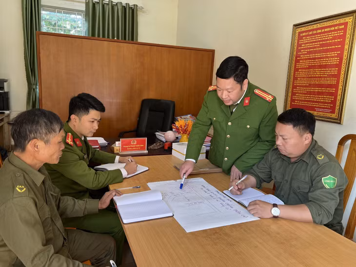 Trung tá Phan Tuấn Anh cùng lực lượng an ninh xã trao đổi phương án nghiệp vụ.