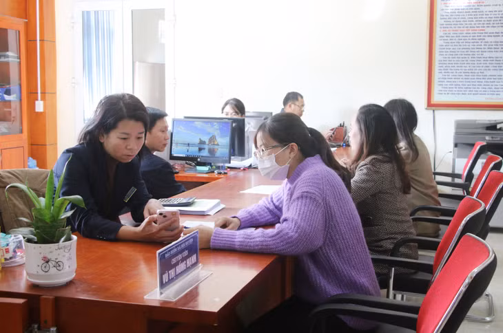 Cán bộ Trung tâm Hành chính công huyện hướng dẫn người dân thực hiện TTHC trên điện thoại di động.