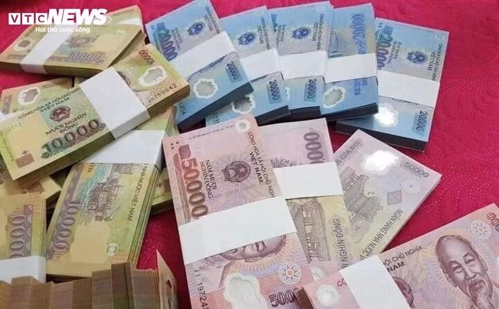 Hoạt động đổi tiền lẻ dù bị cấm nhưng vẫn diễn ra.