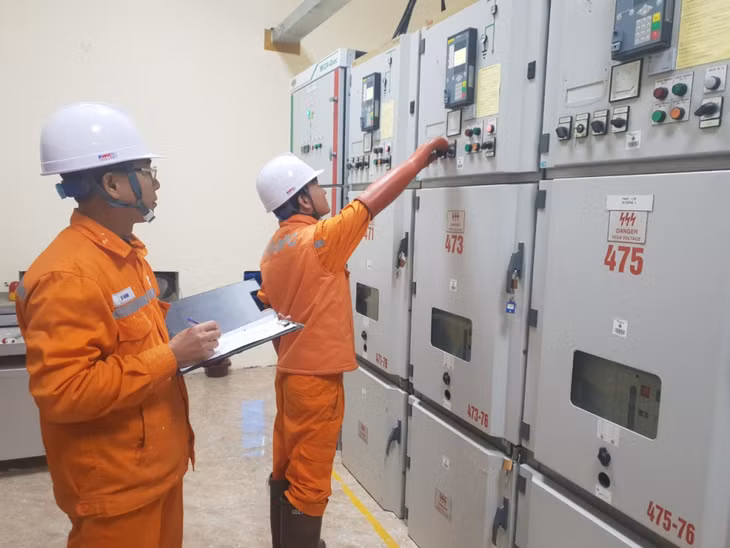 Công nhân Đội Quản lý vận hành lưới điện cao thế Quảng Ninh (Công ty Điện lực Quảng Ninh) thao tác đóng điện MBA T1 63 kVA -110/22 kV TBA 110 kV Móng Cái. Ảnh đo đơn vị cung cấp