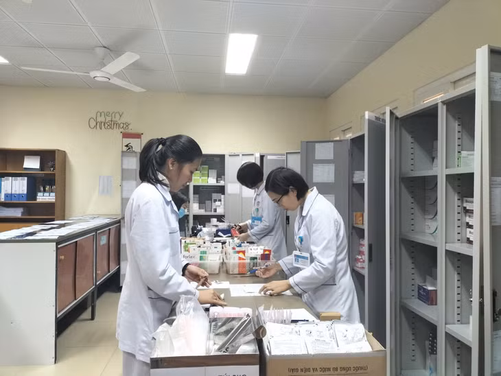 Bệnh viện Việt Nam - Thụy Điển Uông Bí đáp ứng đủ thuốc cho người bệnh.