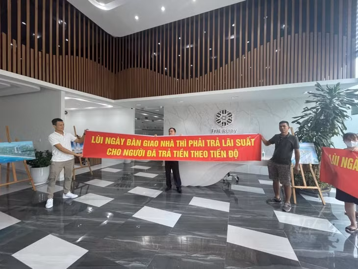 Khách hàng tới sảnh dự án The Ruby Hạ Long căng băng rôn đòi quyền lợi. Ảnh do khách hàng cung cấp