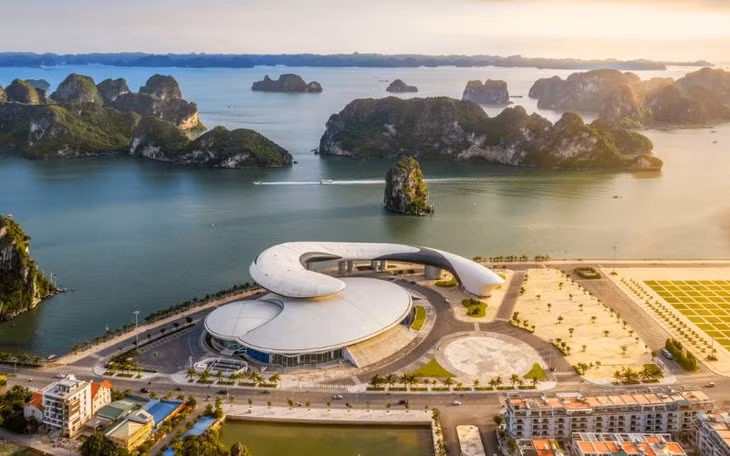 Hạ Long luôn là một trong những địa điểm du lịch lý tưởng và hấp dẫn giới trẻ.