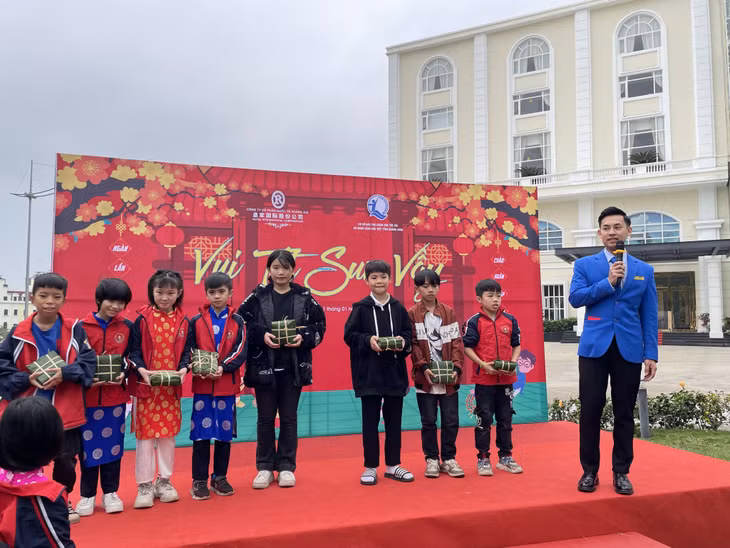 Các em tại Cơ sở Bảo trợ chăm sóc trẻ em có hoàn cảnh đặc biệt tham gia chương trình Vui Tết sum vầy.